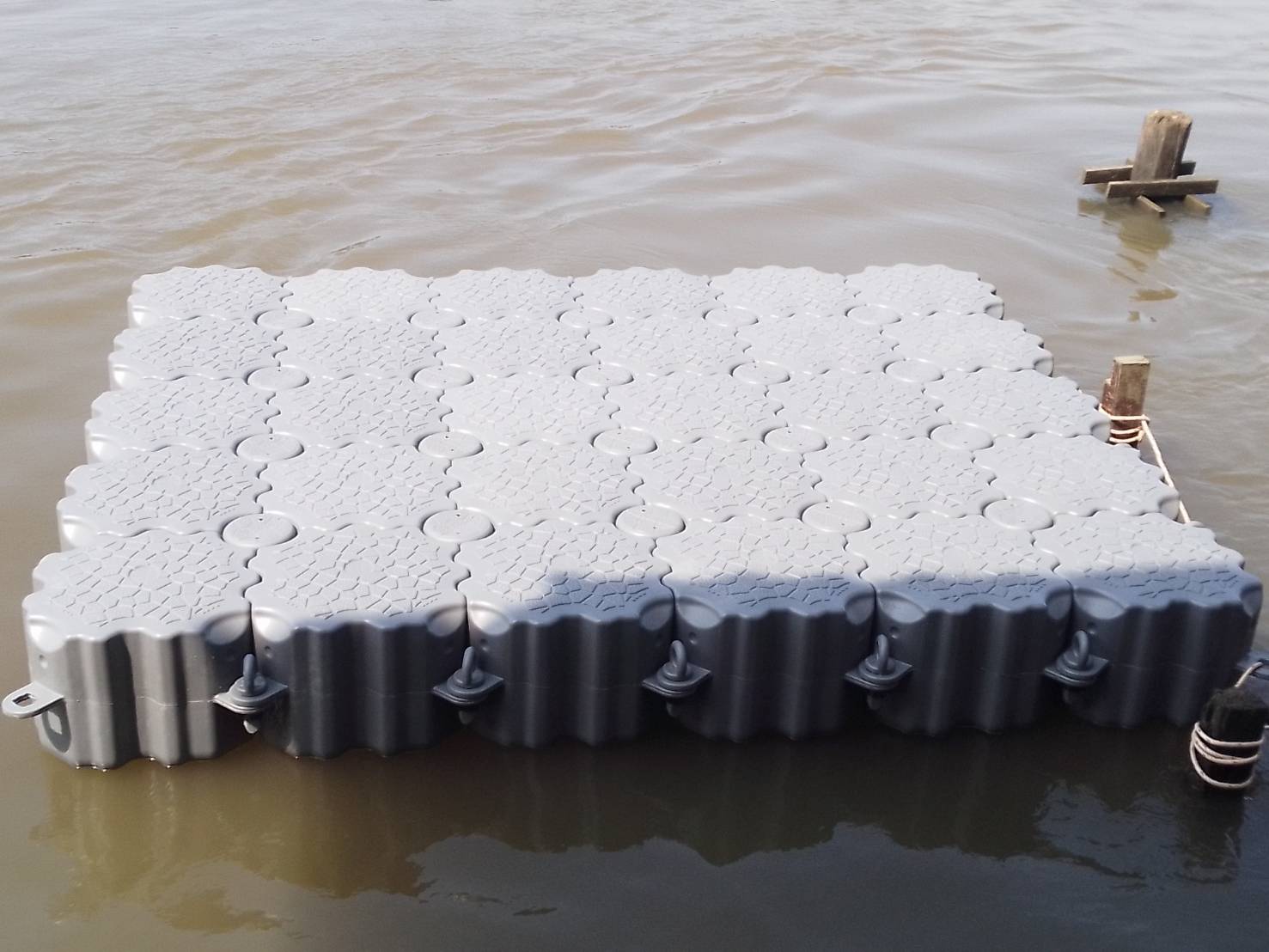 ทุ่นลอยน้ำอเนกประสงค์ ทุ่นจิ๊กซอว์ ทุ่นลอยน้ำ ทุ่นพลาสติก  ขนาด 50x50x40Cm. รับน้ำหนักได้ 90 kg./ลูก รับประกัน 3 ปี